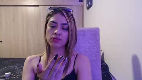 Snapshot of miacollings1 chatting on 11.23.25 Miia online show from 11.23.25