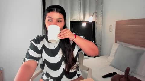 IG Yojanagomez  online show from 03.07.25