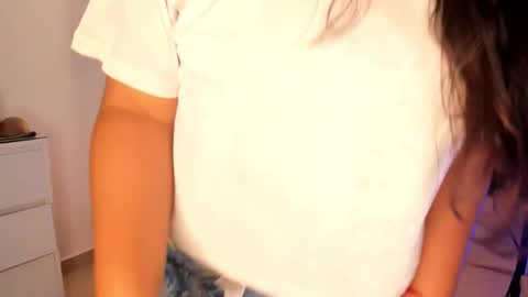 IG Yojanagomez  online show from 11.22.25