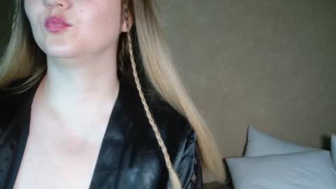 MiaFoxisJa online show from 09.19.25