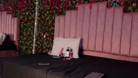 Snapshot of miajanss chatting on 12.21.25 Mia online show from 12.21.25