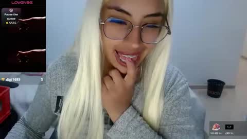 Snapshot of miajuk chatting on 10.28.25 Emma online show from 10.28.25