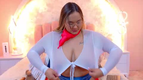 Snapshot of mialaurents chatting on 01.17.26 Mia online show from 01.17.26