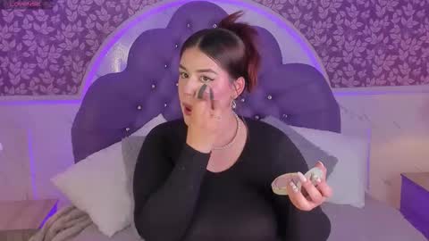 Mia   -5 7001400 Follow  online show from 11.19.25