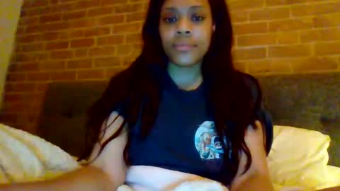 MiaMuffn online show from 10.20.25