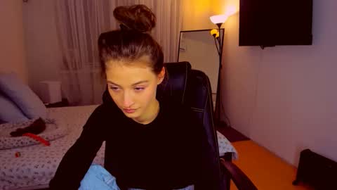 Mia online show from 10.17.25