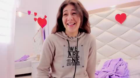 Snapshot of miaqueen021 chatting on 02.14.25 Sweetie Mia online show from 02.14.25