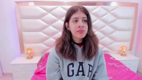 Snapshot of miaqueen021 chatting on 03.08.25 Sweetie Mia online show from 03.08.25