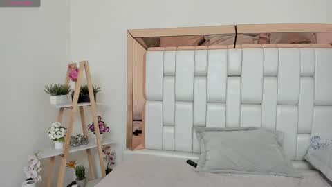 Mia Villalobos online show from 12.19.24