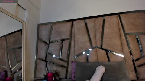 Mia Villalobos online show from 12.31.24