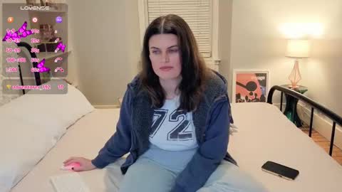 Snapshot of miawallace__ chatting on 10.25.25 Mia online show from 10.25.25