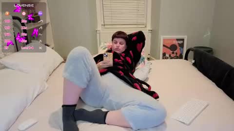 Snapshot of miawallace__ chatting on 11.01.25 Mia online show from 11.01.25