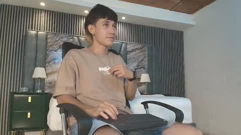 Snapshot of michaeel_blue chatting on 01.08.26 Michael online show from 01.08.26