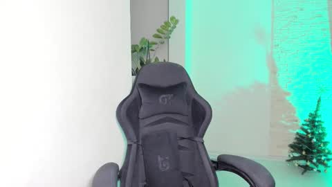 Snapshot of michelliibeautiful chatting on 12.18.25 Michellee online show from 12.18.25