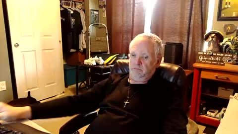 Snapshot of midwestdad09 chatting on 10.10.25 midwestdad09 online show from 10.10.25