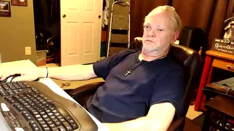 Snapshot of midwestdad09 chatting on 10.12.25 midwestdad09 online show from 10.12.25