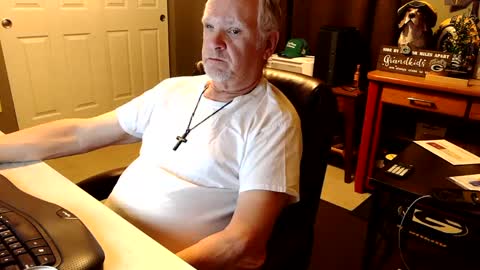 Snapshot of midwestdad09 chatting on 10.13.25 midwestdad09 online show from 10.13.25