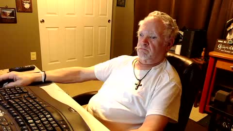 Snapshot of midwestdad09 chatting on 10.19.25 midwestdad09 online show from 10.19.25