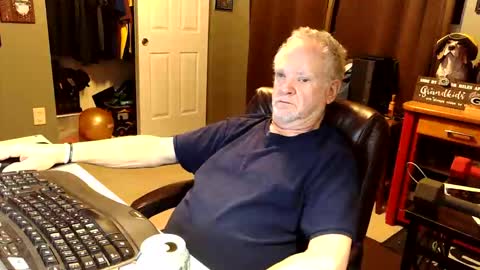 Snapshot of midwestdad09 chatting on 10.20.25 midwestdad09 online show from 10.20.25