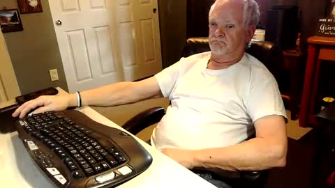 Snapshot of midwestdad09 chatting on 10.22.25 midwestdad09 online show from 10.22.25