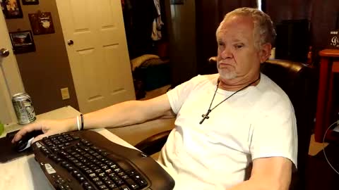 Snapshot of midwestdad09 chatting on 10.23.25 midwestdad09 online show from 10.23.25