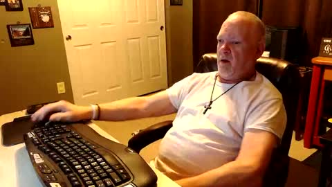 Snapshot of midwestdad09 chatting on 10.26.25 midwestdad09 online show from 10.26.25