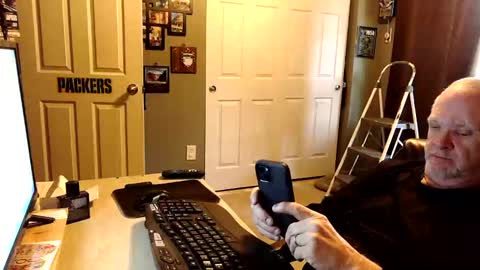 Snapshot of midwestdad09 chatting on 10.30.25 midwestdad09 online show from 10.30.25