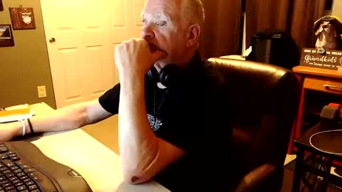 Snapshot of midwestdad09 chatting on 11.08.25 midwestdad09 online show from 11.08.25