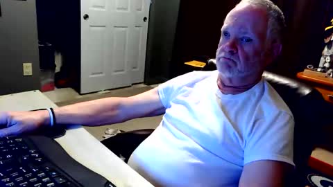 Snapshot of midwestdad09 chatting on 12.01.25 midwestdad09 online show from 12.01.25