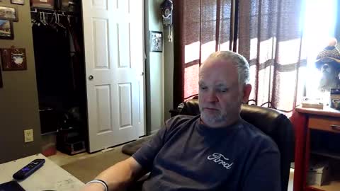 Snapshot of midwestdad09 chatting on 12.04.25 midwestdad09 online show from 12.04.25