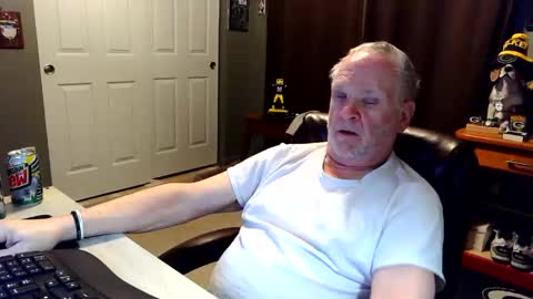 Snapshot of midwestdad09 chatting on 12.15.25 midwestdad09 online show from 12.15.25