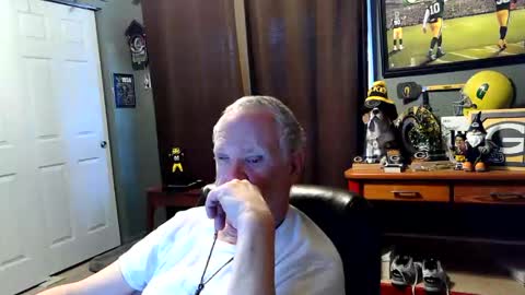 Snapshot of midwestdad09 chatting on 12.18.25 midwestdad09 online show from 12.18.25