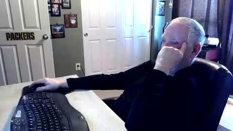 Snapshot of midwestdad09 chatting on 02.28.26 midwestdad09 online show from 02.28.26