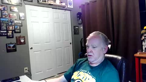 Snapshot of midwestdad09 chatting on 03.15.26 midwestdad09 online show from 03.15.26