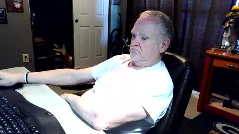 Snapshot of midwestdad09 chatting on 03.17.26 midwestdad09 online show from 03.17.26