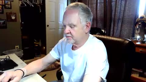 Snapshot of midwestdad09 chatting on 03.18.26 midwestdad09 online show from 03.18.26