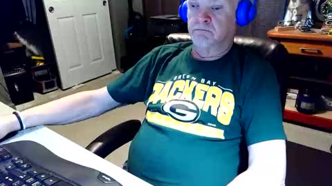 Snapshot of midwestdad09 chatting on 04.05.26 midwestdad09 online show from 04.05.26