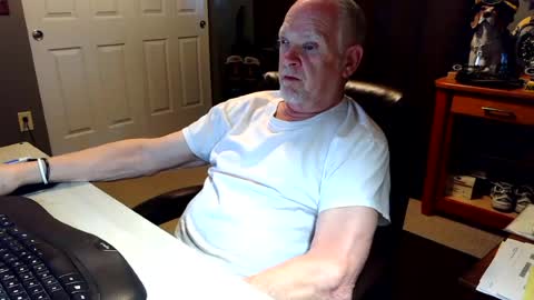 Snapshot of midwestdad09 chatting on 06.19.26 midwestdad09 online show from 06.19.26