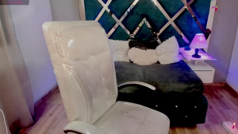 Snapshot of miia_thompson_1 chatting on 12.10.24 M I I A online show from 12.10.24