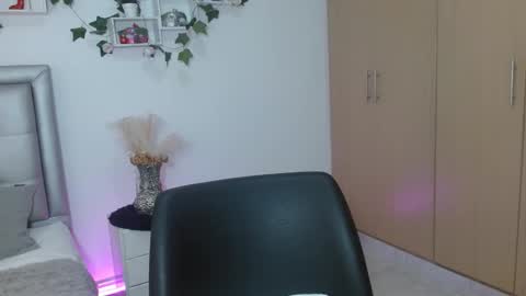 miiaa_k online show from 05.05.26
