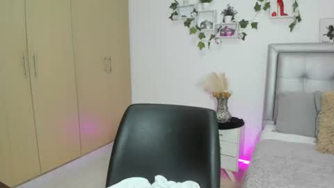 Snapshot of miiaa_k chatting on 06.19.26 miiaa_k online show from 06.19.26