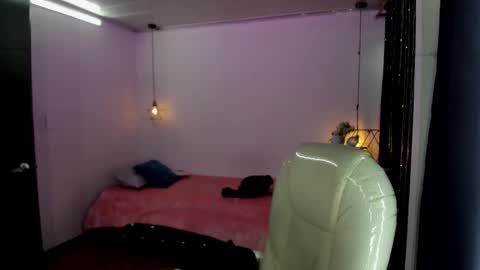 Snapshot of miiss_greyy chatting on 10.14.25 miiss_greyy online show from 10.14.25