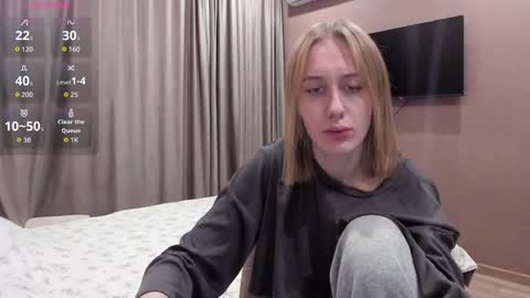 Snapshot of mika_ray chatting on 11.07.25 Mika online show from 11.07.25