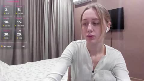 Snapshot of mika_ray chatting on 11.25.25 Mika online show from 11.25.25