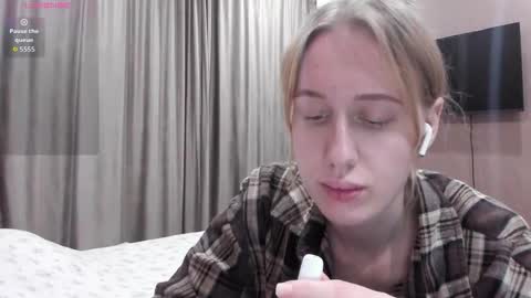 Snapshot of mika_ray chatting on 12.01.25 Mika online show from 12.01.25