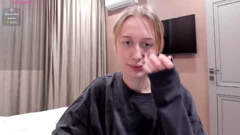 Snapshot of mika_ray chatting on 12.13.25 Mika online show from 12.13.25