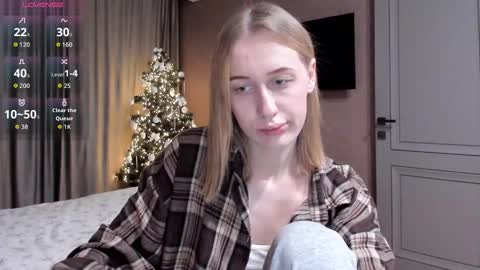 Snapshot of mika_ray chatting on 12.18.25 Mika online show from 12.18.25