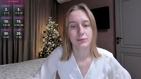 Snapshot of mika_ray chatting on 12.19.25 Mika online show from 12.19.25