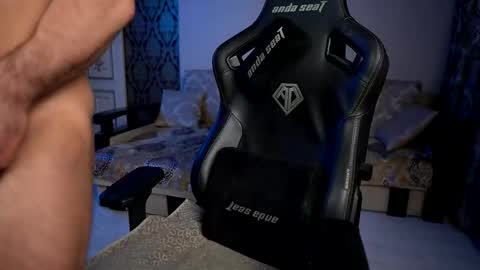 Snapshot of mike0xx chatting on 12.17.25 mike0xx online show from 12.17.25