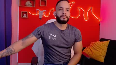 Snapshot of mike_savage3 chatting on 11.18.25 Mike online show from 11.18.25